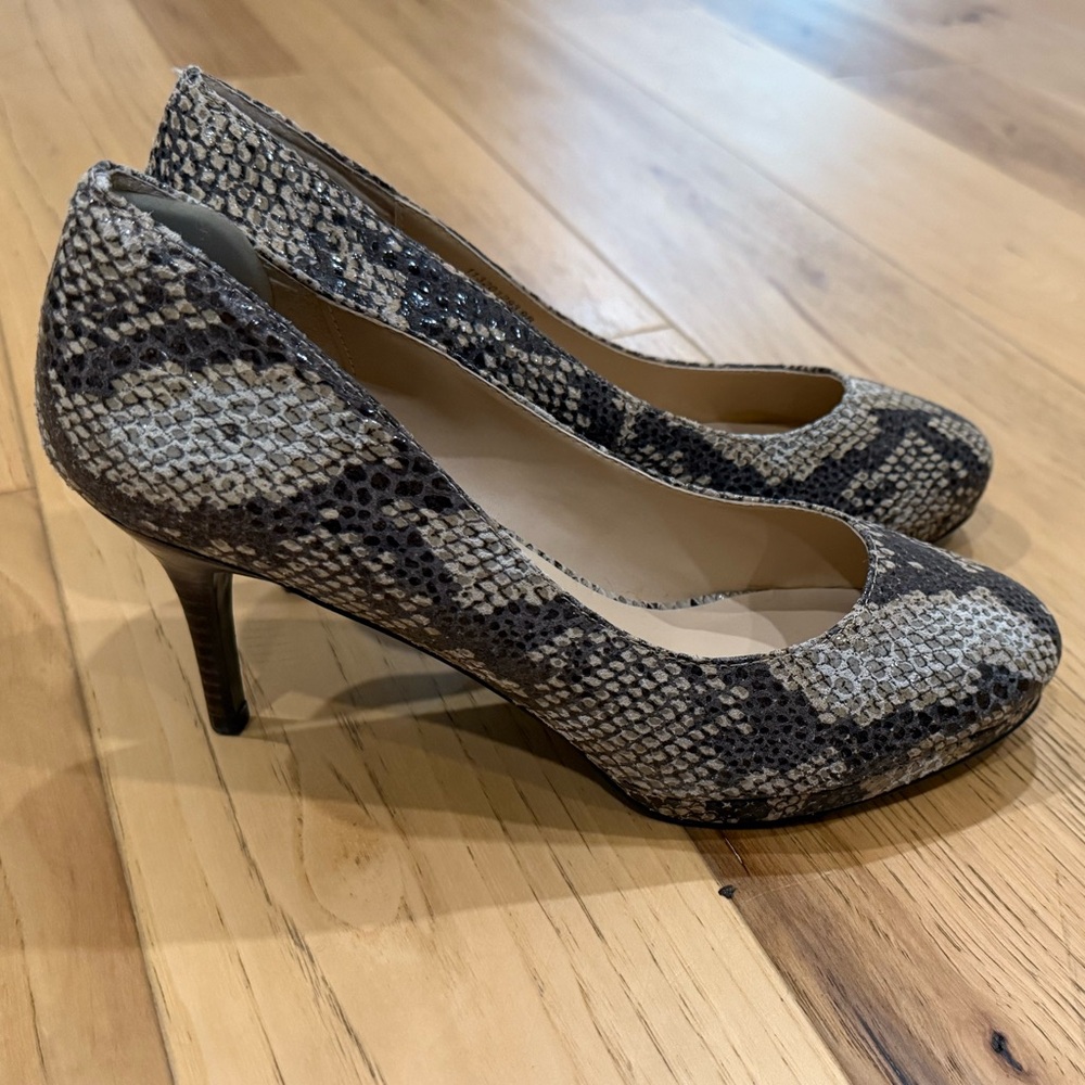 Chic Snakeskin Print Leather High Heels – Size 9B